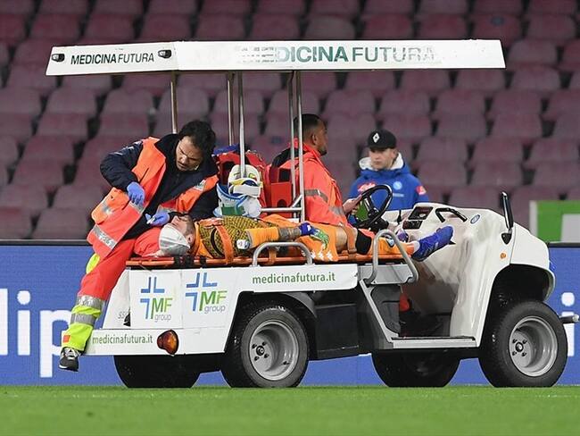El desplome ocurrió unos minutos después de haber recibido un golpe en la cabeza tras un duelo con un jugador del Udinese.. Foto: Getty Images