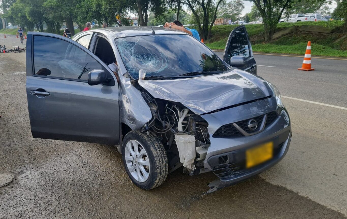 Conductor sufre microsueño y arrolla a diez ciclistas en la recta Cali - Palmira. Foto: Cortesía.