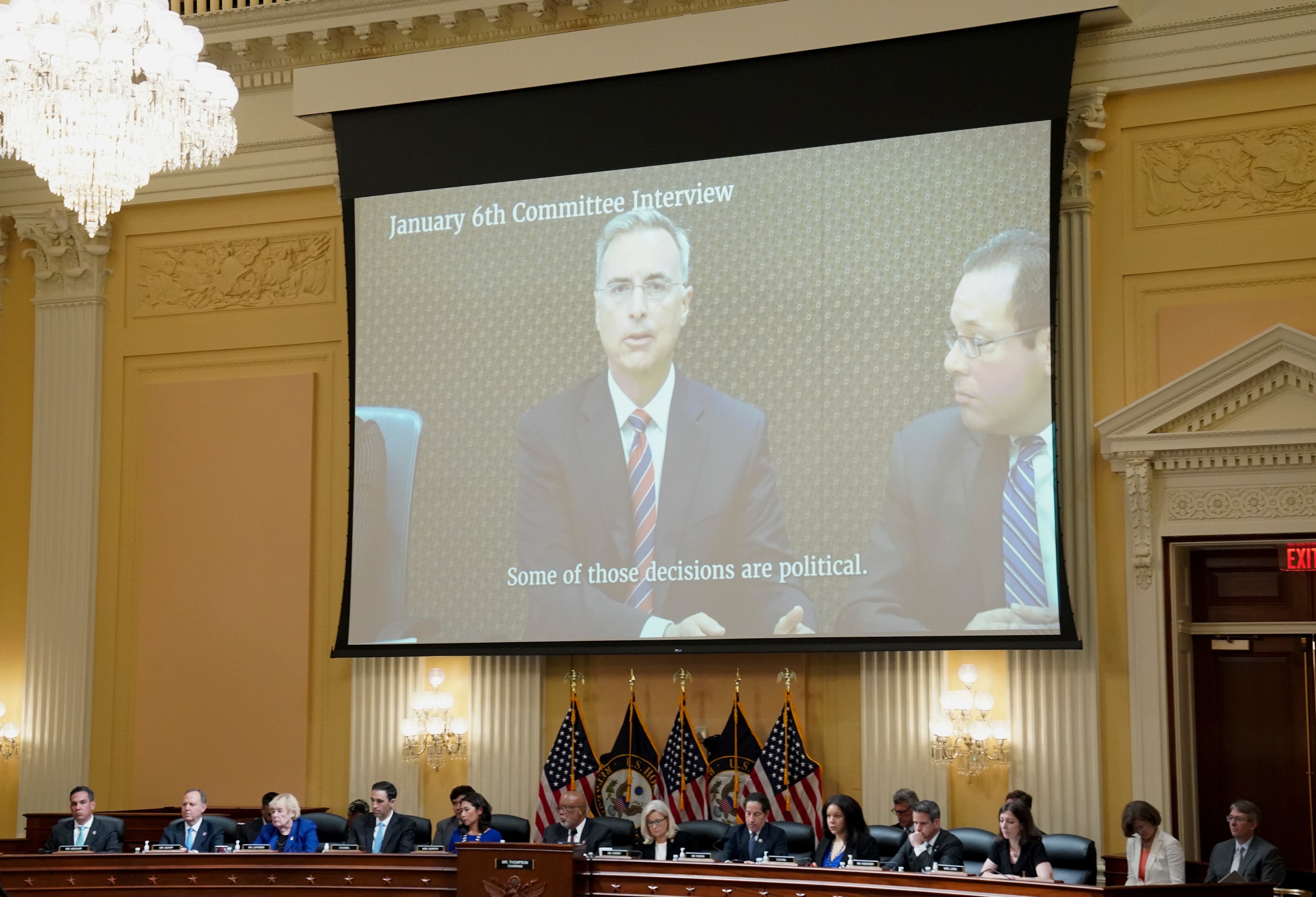 El exabogado de la Casa Blanca, Pat Cipollone, aparece en una pantalla de video durante la séptima audiencia celebrada por el Comité Selecto para Investigar el Ataque del 6 de enero al Capitolio de EE. UU. el 12 de julio de 2022 en el edificio de oficinas Cannon House en Washington DC. (Photo by Sarah Silbiger-Pool/Getty Images)