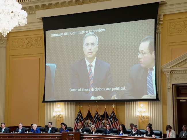 El exabogado de la Casa Blanca, Pat Cipollone, aparece en una pantalla de video durante la séptima audiencia celebrada por el Comité Selecto para Investigar el Ataque del 6 de enero al Capitolio de EE. UU. el 12 de julio de 2022 en el edificio de oficinas Cannon House en Washington DC. (Photo by Sarah Silbiger-Pool/Getty Images)