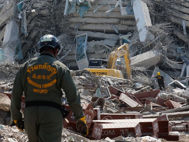 BANGKOK (Thailand), 28/03/2025.- Rescue workers search for survivors of a building collapse after an earthquake in Bangkok, Thailand, 28 March 2025. A 7.7-magnitude earthquake struck Myanmar, according to the United States Geological Survey (USGS), with tremors felt in neighboring Thailand. (Terremoto/sismo, Birmania, Tailandia, Estados Unidos) EFE/EPA/NARONG SANGNAK