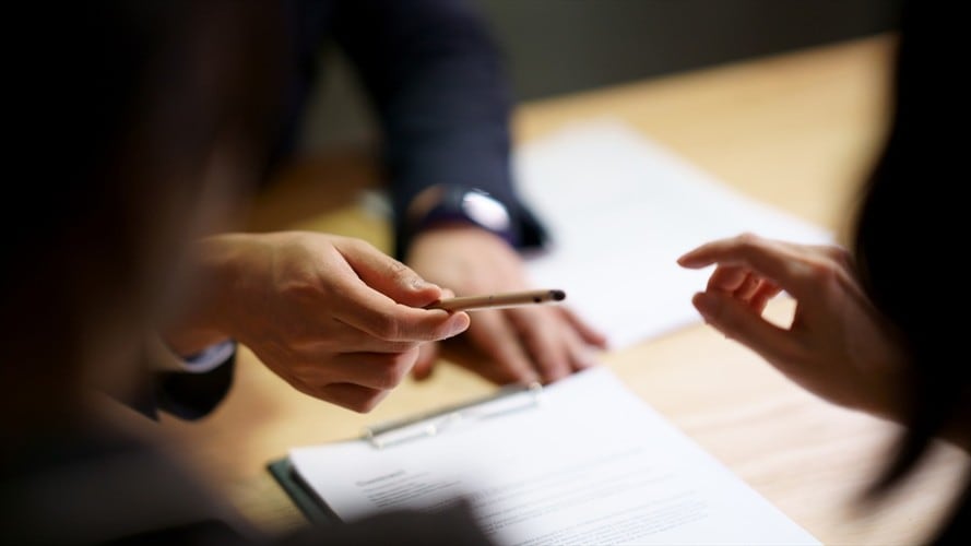 La figura del contrato, entendido como “ley para las partes”, contiene términos y condiciones que deben cumplirse a cabalidad. Foto: Getty Images / WERA RODSAWANG