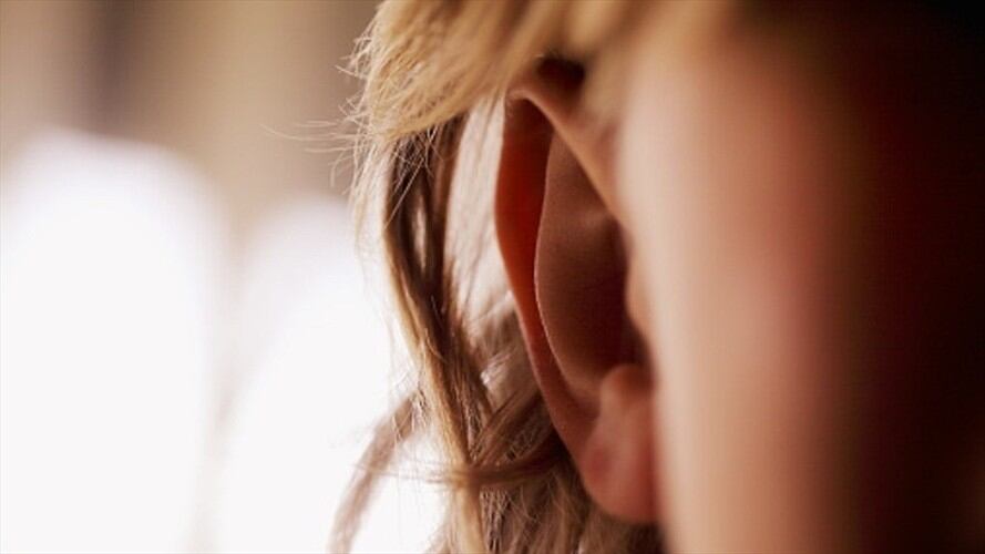 La mujer se despertó una mañana sin poder escuchar la voz de su novio.. Foto: Getty Images