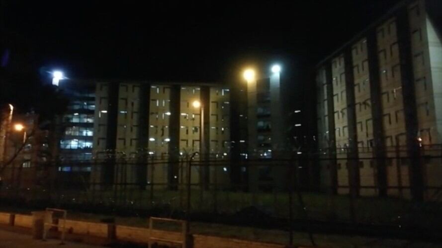 En la noche del sábado 21 de marzo de este año, presos de varias cárceles del país adelantaron amotinamientos y quema de colchones como señal de protesta. Foto: Cárcel La Modelo en Bogotá.