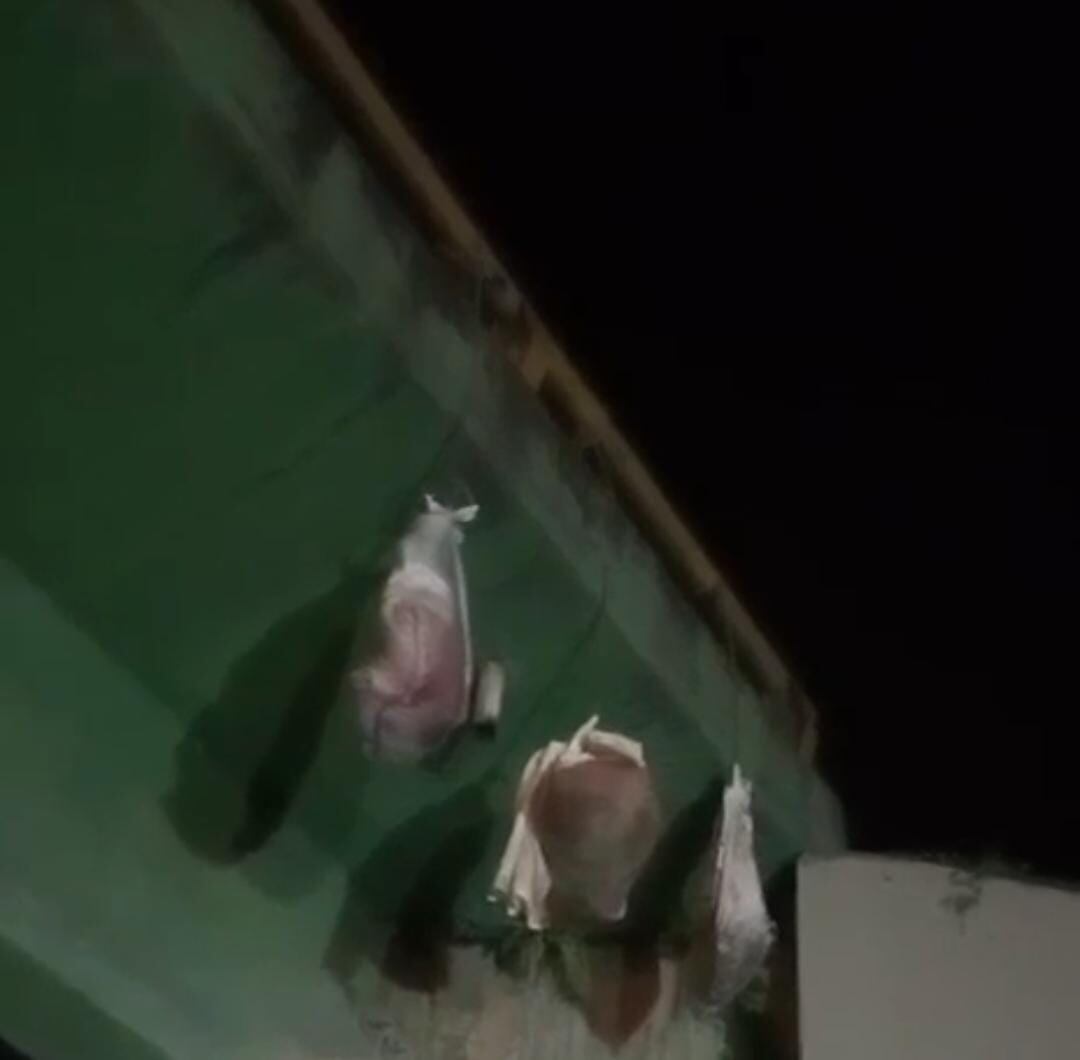 Costales hallados colgando de un puente. Foto: Cortesía