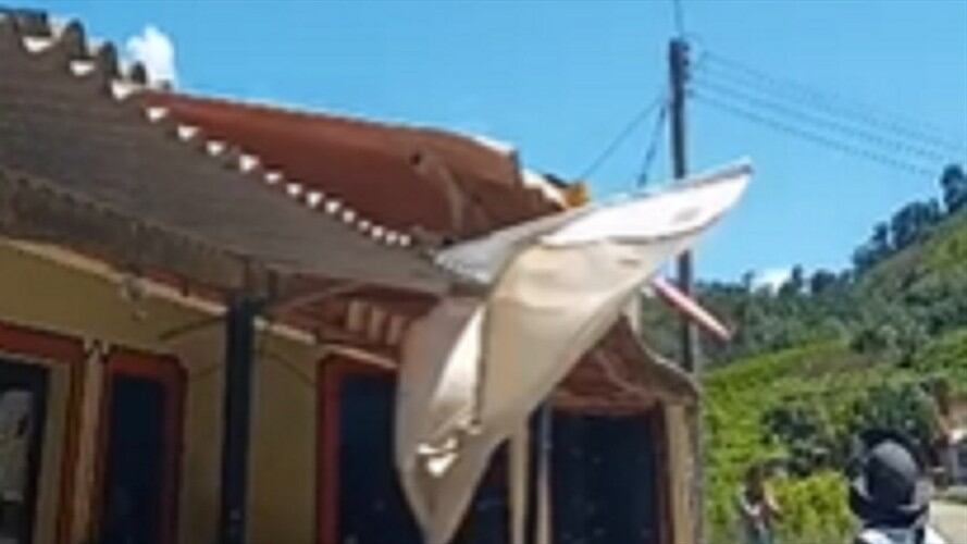 Los habitantes colocan banderas blancas en sus viviendas para no ser atacados por los actores armados . Foto: Cortesía
