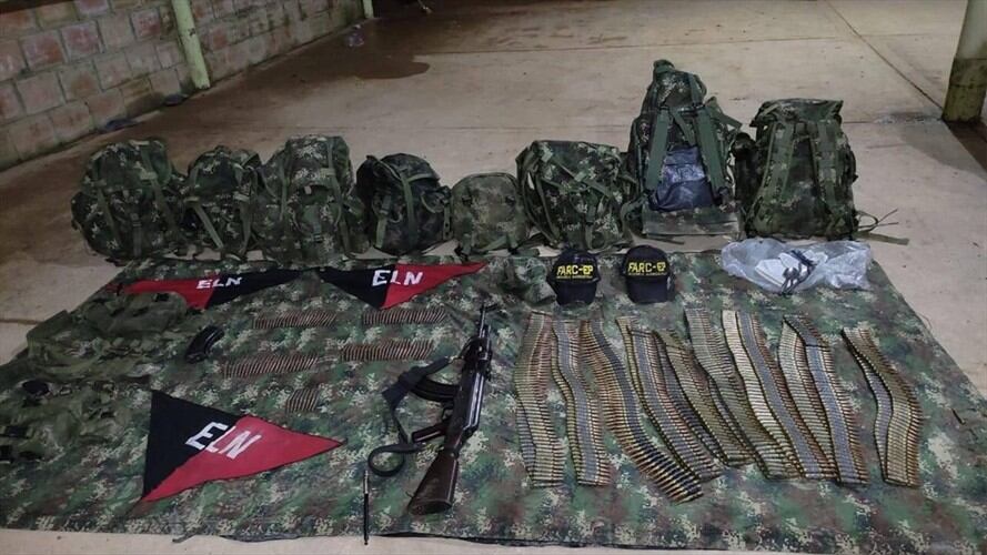 Las disidencias de las Farc presentaron los elementos que encontraron en la zona . Foto: Cortesía
