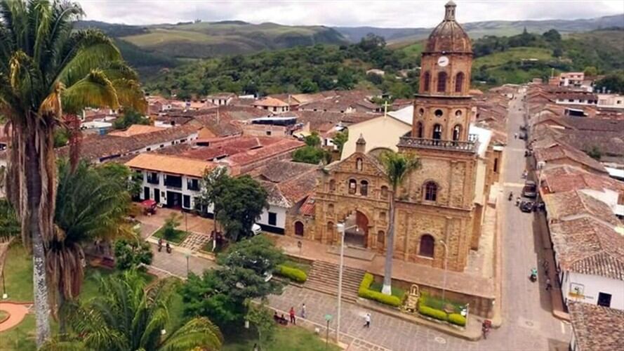 Un carrotanque del Ejército Nacional abastece a la comunidad afectada. . Foto: Suministrada