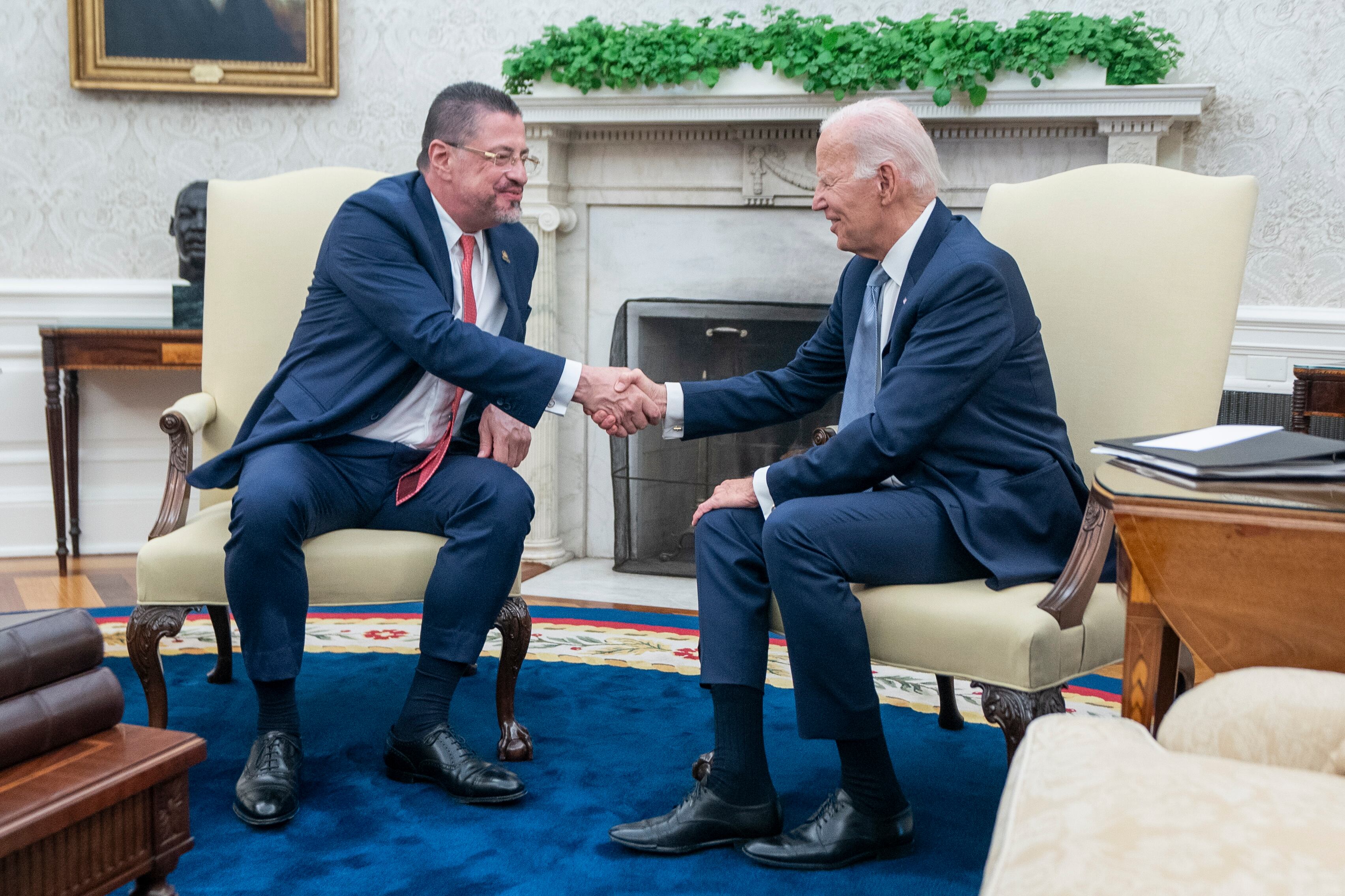 US President Joe Biden shakes hands with Costa Rican President Rodrigo Chaves Robles during a meeting in the Oval Office at the White House in Washington, DC, USA, 29 August 2023. EFE/EPA/SHAWN THEW / POOL