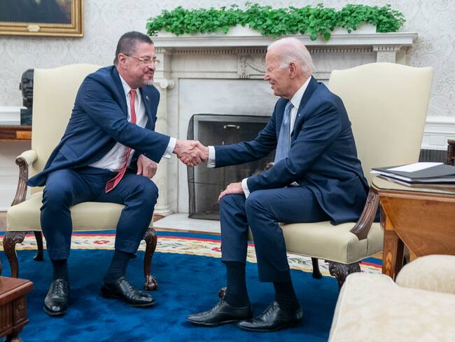 Washington (United States), 29/08/2023.- US President Joe Biden shakes hands with Costa Rican President Rodrigo Chaves Robles during a meeting in the Oval Office at the White House in Washington, DC, USA, 29 August 2023. EFE/EPA/SHAWN THEW / POOL