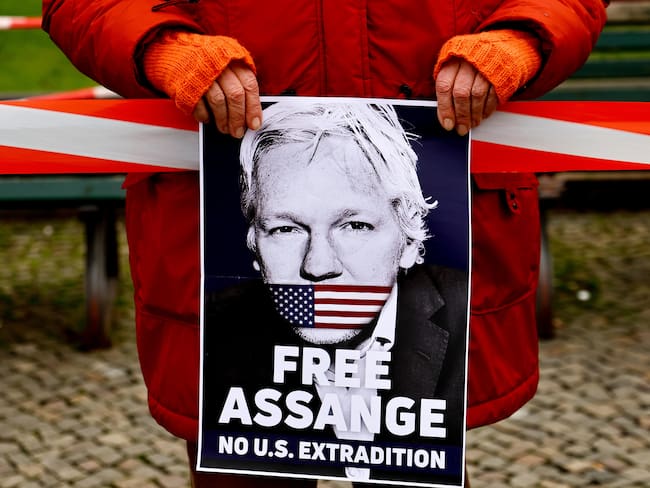 Berlin (Germany), 20/02/2024.- A Pro-Assange campaigner holds a placard in front of the US Embassy during a protest in Berlin, Germany, 20 February 2024. Julian Assange is facing his final extradition hearing at the High Court on 20 to 21 February. Assange is facing 175 years in a US prison if the hearing goes against him. (Protestas, Alemania) EFE/EPA/Filip Singer
