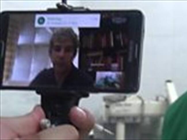 El doctor británico que dirige complejas operaciones quirúrgicas a través de Skype