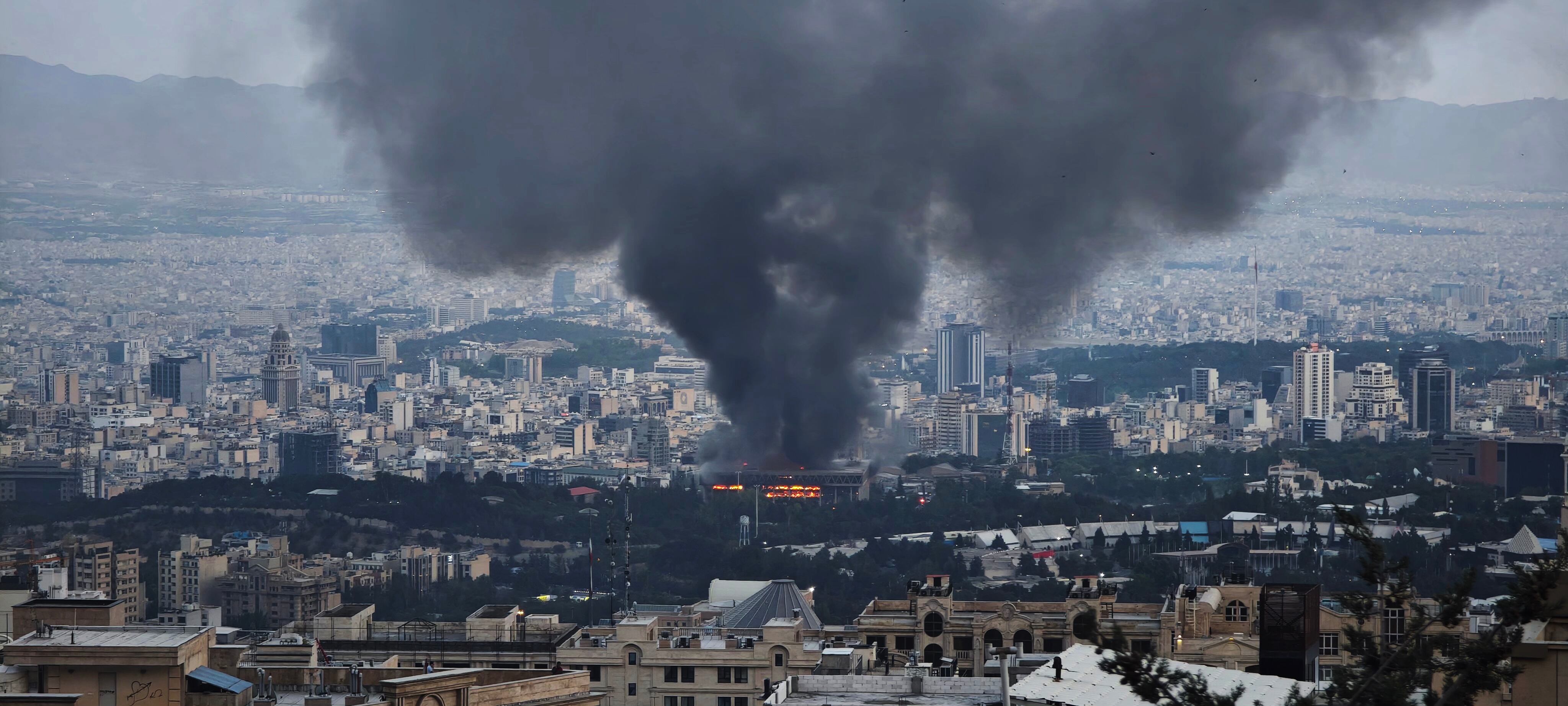 Nube de humo tras bombardeo israelí en Teherán. FOTO: Stringer/Getty Images