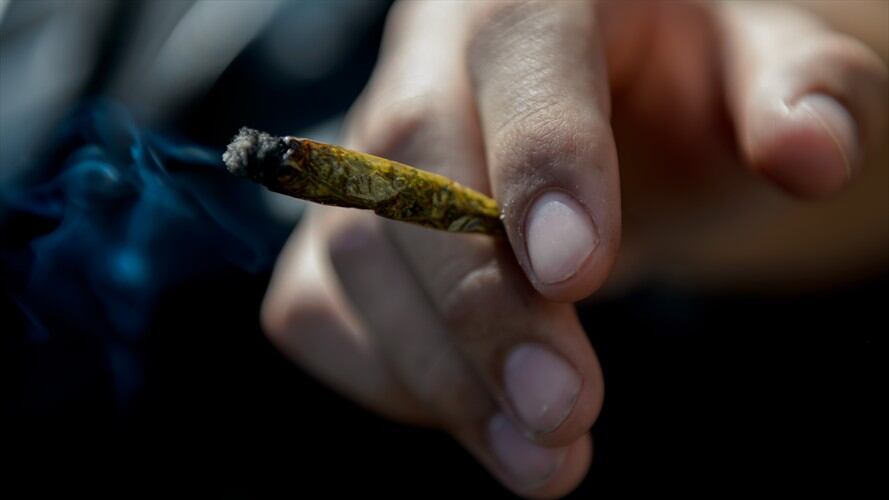 Aquí en Bogotá está comprobado que la mitad de los homicidios que se cometen son bajo el efecto de drogas o alcohol, a eso se le debe buscar una solución: Mininterior . Foto: Getty Images