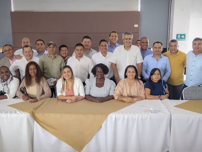 El ministro del Interior con alcaldes electos del Cauca. Crédito: MinInterior.