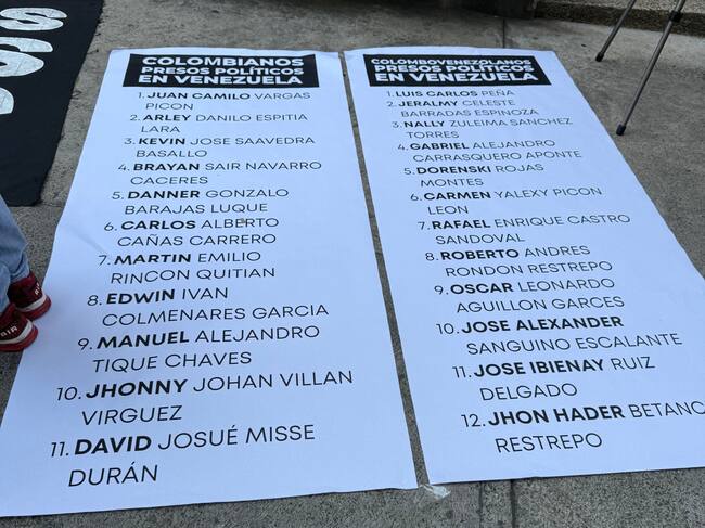 Un grupo de familiares de presos políticos protestaron ante la embajada de Colombia en Caracas este 5 de mayo. Foto: Gabriela González.