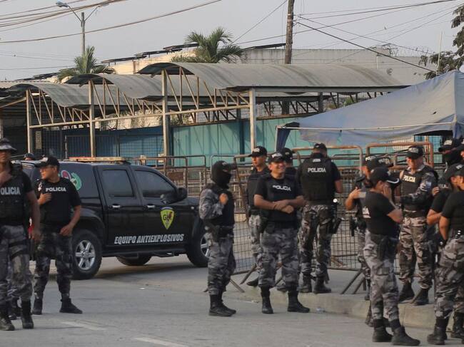 Policías afuera de la cárcel de Guayas en Ecuador en el año 2022. (Foto: GERARDO MENOSCAL/AFP via Getty Images)