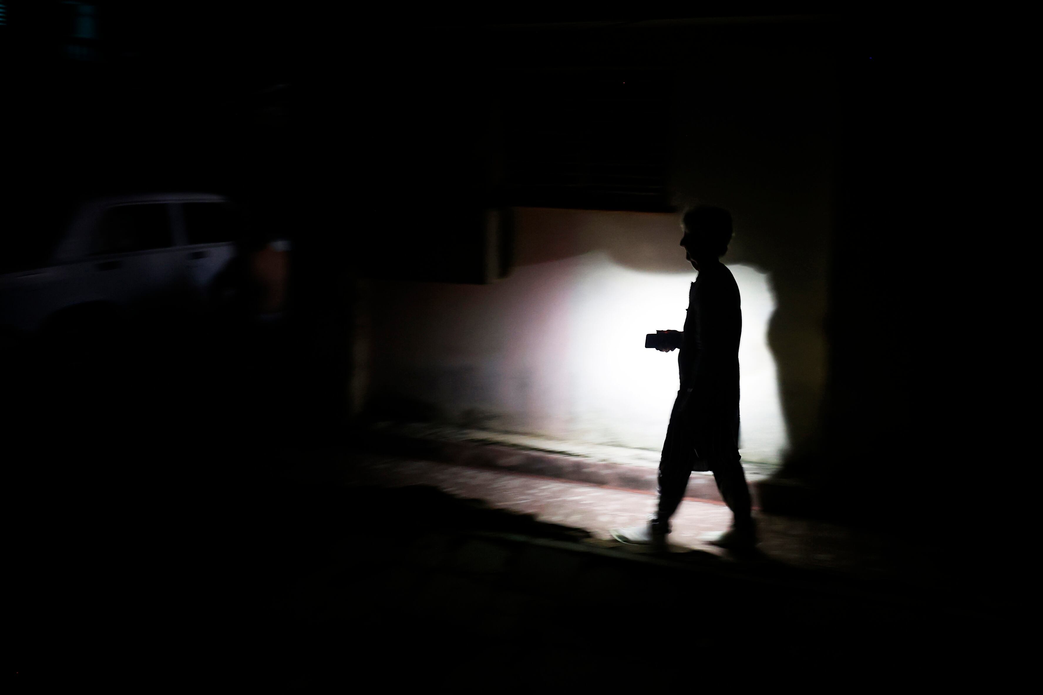 Personas en las calles de Cuba tras diversos apagones. Foto: EFE/ Ernesto Mastrascusa.