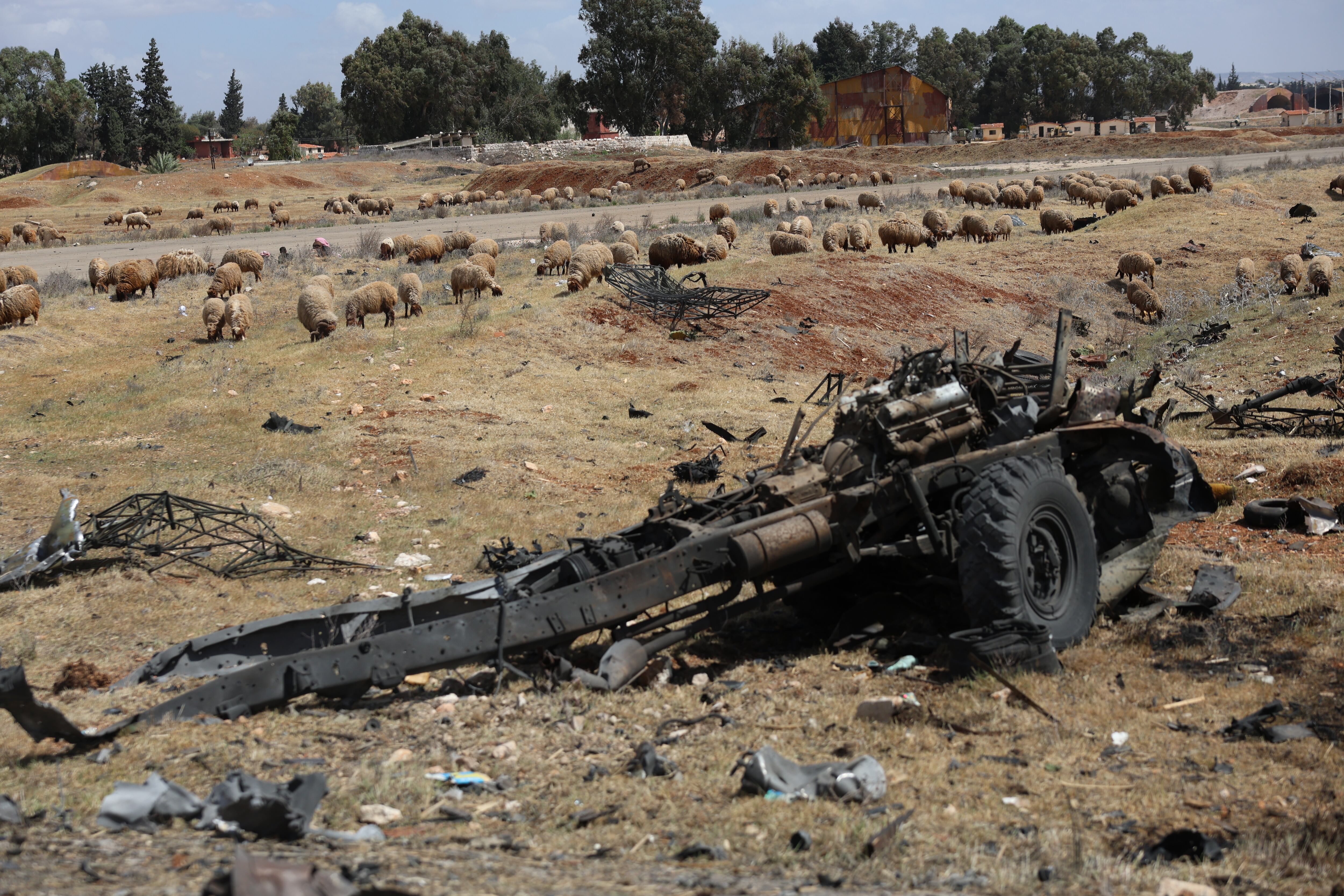 Restos de destrucción tras el ataque militar del Ejército de Israel al aeropuerto militar de Hama en Damasco. FOTO: EFE/EPA/MOHAMMED AL-RIFAI
