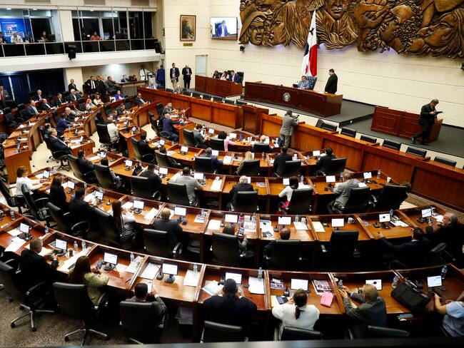 AME3635. CIUDAD DE PANAMÁ (PANAMÁ), 02/11/2023.- Vista de la asamblea de Panamá momentos en que manifestantes se enfrentan a la Policía al final de una nueva jornada de protestas contra el contrato entre el Estado y Minera Panamá, subsidiaria de la canadiense First Quantum Mineral (FQM), hoy en Ciudad de Panamá (Panamá). El Parlamento de Panamá desistió este jueves de derogar un controvertido contrato ley minero, que ha generado una crisis interna con las mayores protestas callejeras en décadas y pérdidas millonarias, para que sea la Corte Suprema la que determine su futuro al fallar sobre su alegada inconstitucionalidad. EFE/Bienvenido Velasco
