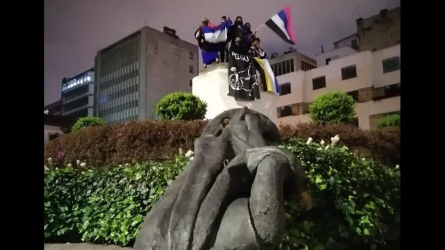 Un grupo de indígenas Misak derribaron la estatua de Gonzalo Jiménez de Quesada ubicada en la plazoleta de la Universidad del Rosario. Foto: Karen Bohórquez