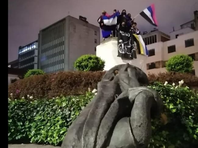 Un grupo de indígenas Misak derribaron la estatua de Gonzalo Jiménez de Quesada ubicada en la plazoleta de la Universidad del Rosario. Foto: Karen Bohórquez