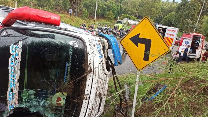 El conductor del vehículo les dijo a las autoridades que se trató de una falla mecánica . Foto: Bomberos Popayán
