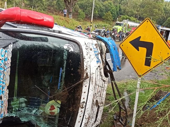 El conductor del vehículo les dijo a las autoridades que se trató de una falla mecánica . Foto: Bomberos Popayán
