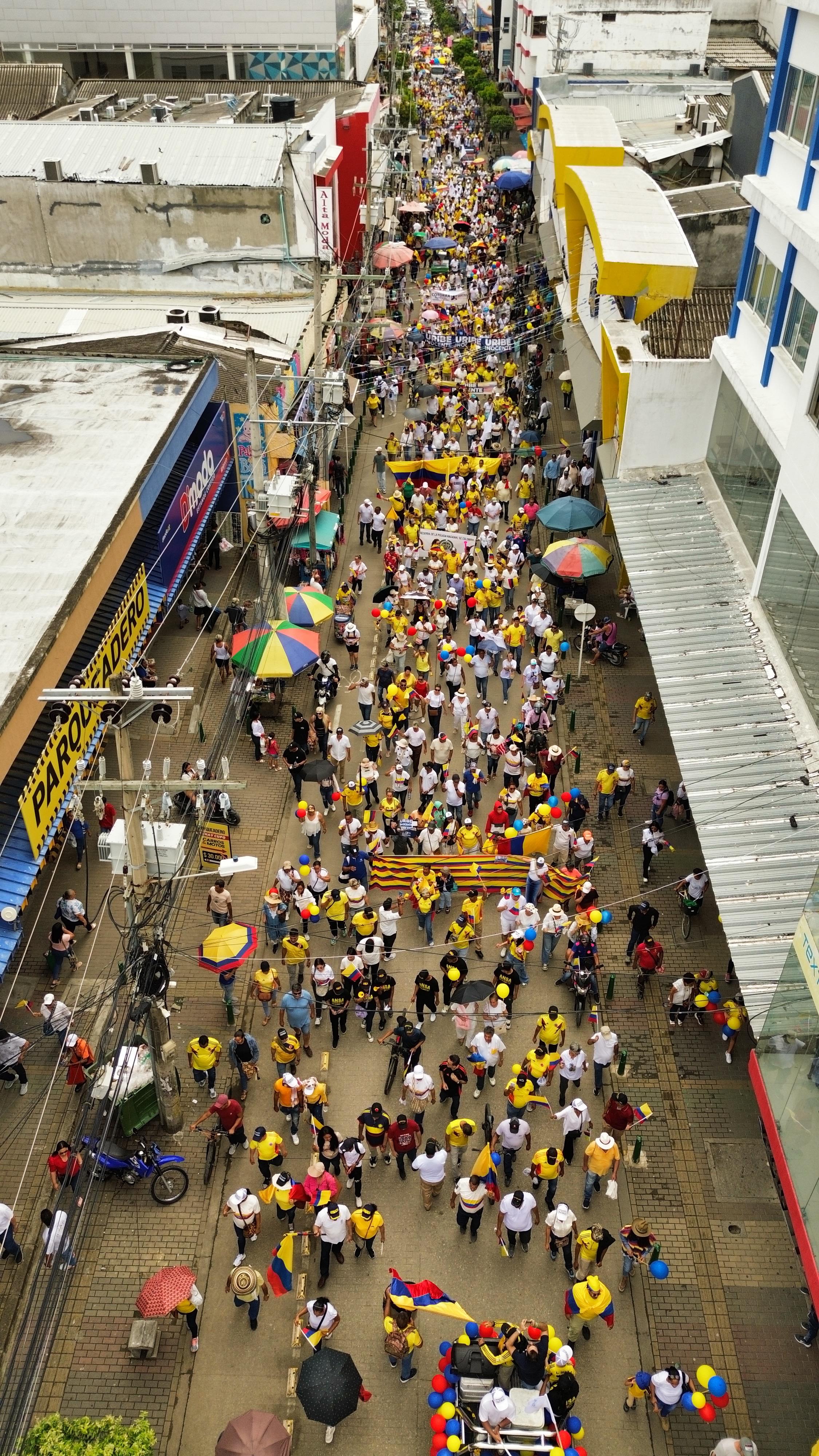 Cientos de personas marcharon para respaldar al expresidente Álvaro Uribe en Montería. Foto: suministrada a La W.