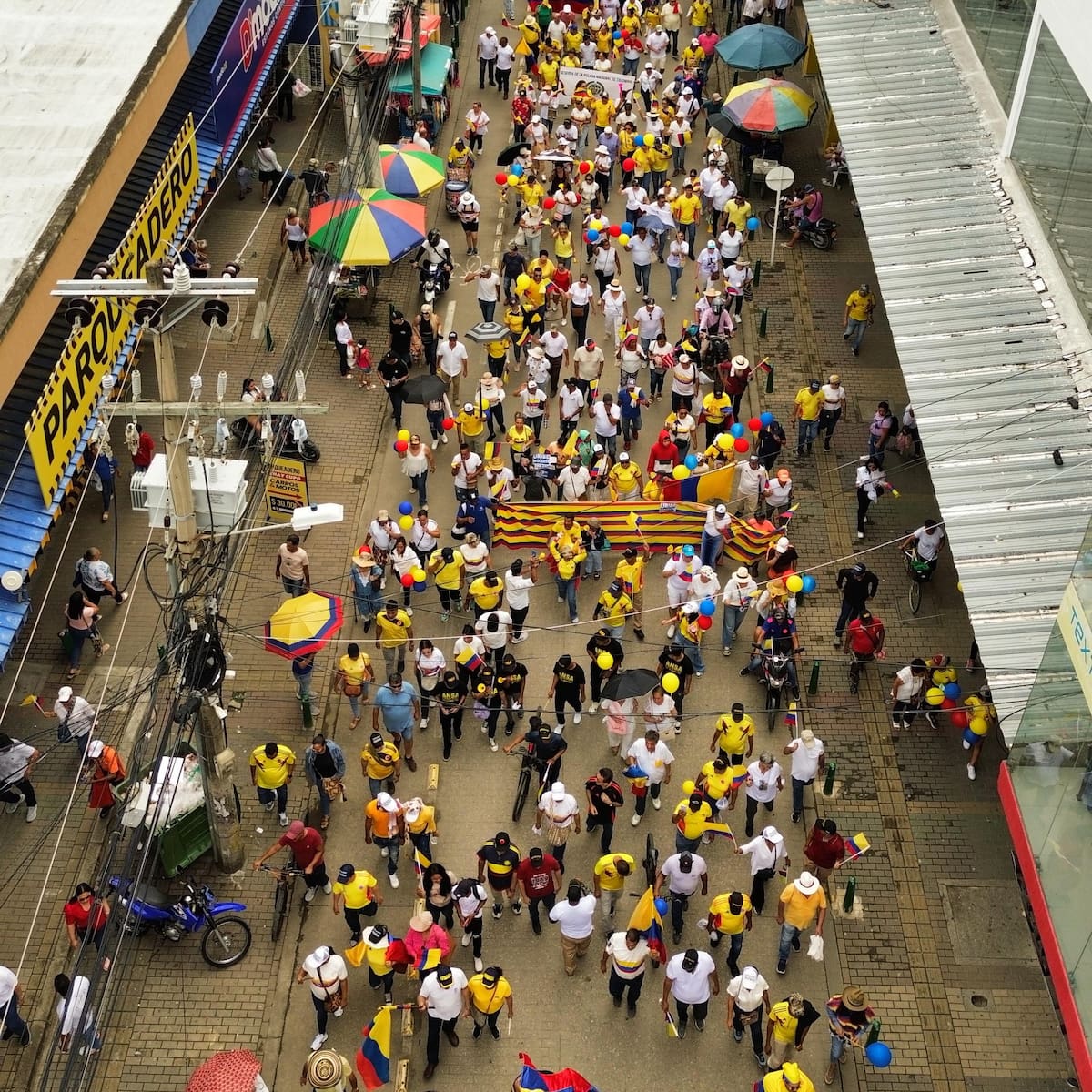 Cientos de personas marcharon para respaldar al expresidente Álvaro Uribe en Montería