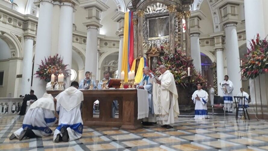 Al Santo Padre lo acompaña una enfermera, una familia que se recuperó de la pandemia, una víctima que está sufriendo el duelo y un voluntario que ha trabajado con las víctimas.. Foto: La W