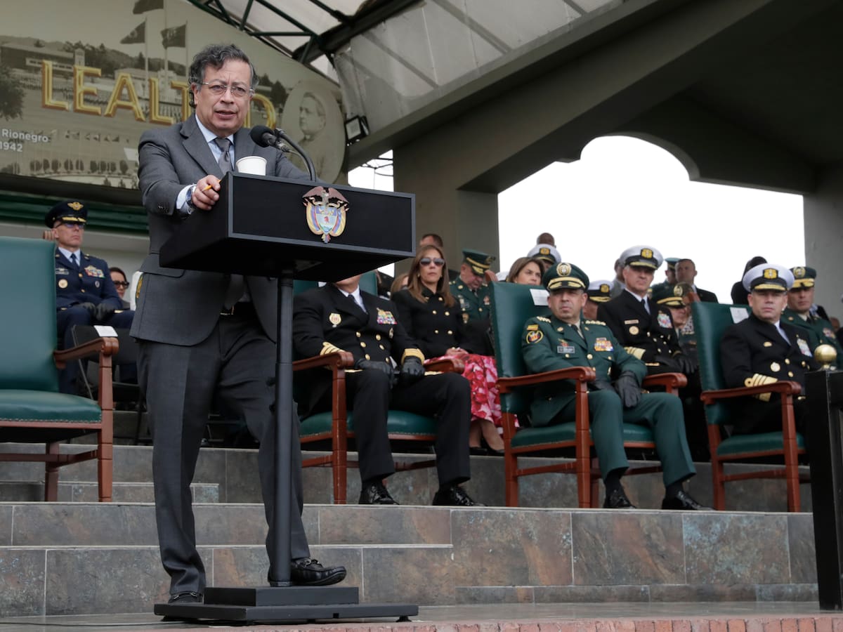 Petro defiende criterios democráticos y de riesgo para salarios de militares: “exponen su vida”