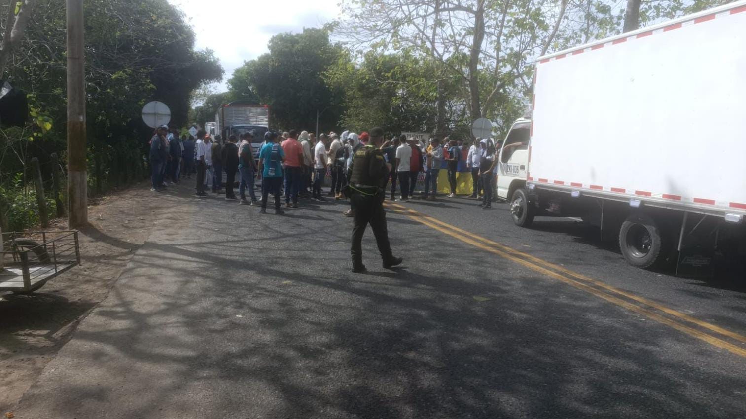 Arroceros de La Mojana bloquean el puente San Jorge en La Apartada, Córdoba. Foto: Policía.
