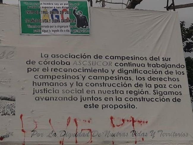 Tensión en varios municipios de Córdoba tras grafitis alusivos a las AGC. Foto: tomada de Twitter @JoseOrtegaRuiz.