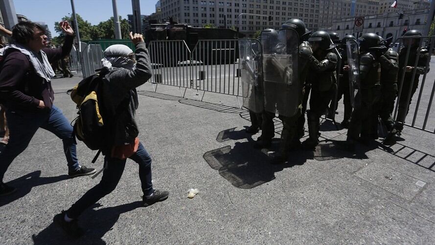 Los enfrentamientos se han presentado este lunes cerca de la Casa de Gobierno de Santiago.. Foto: Getty Images