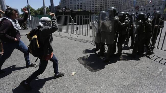 Los enfrentamientos se han presentado este lunes cerca de la Casa de Gobierno de Santiago.. Foto: Getty Images