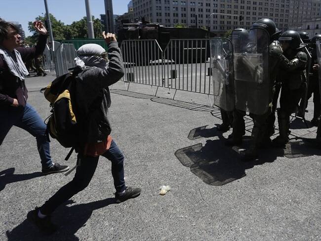 Los enfrentamientos se han presentado este lunes cerca de la Casa de Gobierno de Santiago.. Foto: Getty Images