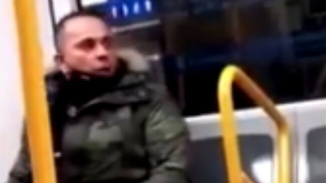 Acto de racismo contra una mujer en el metro de España. Foto: Twitter: Policía Nacional de España