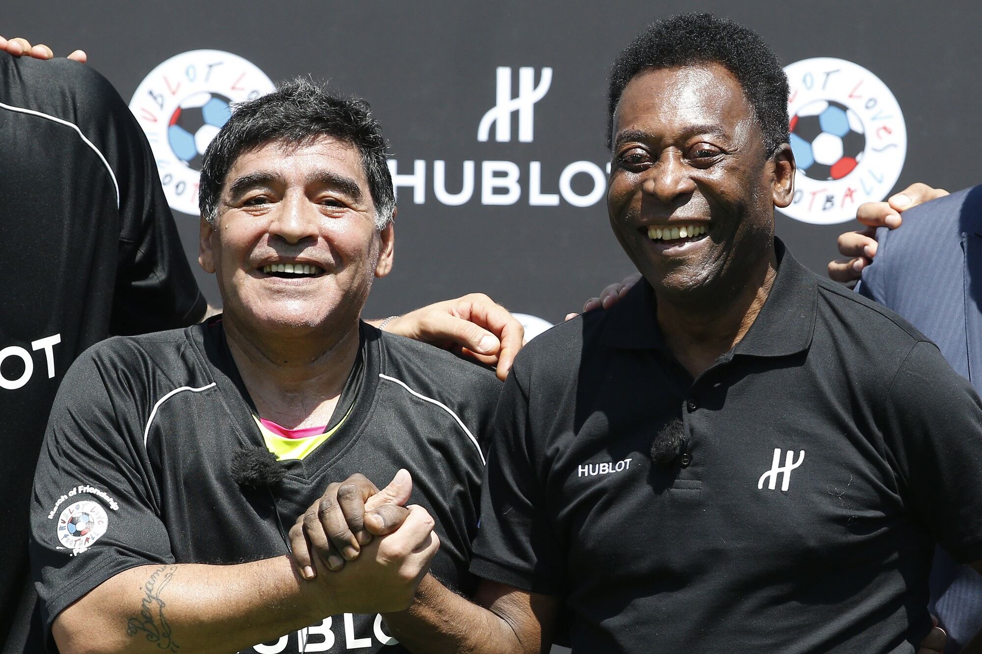 Diego Armando Maradona y Pelé. (Photo by PATRICK KOVARIK/AFP via Getty Images)