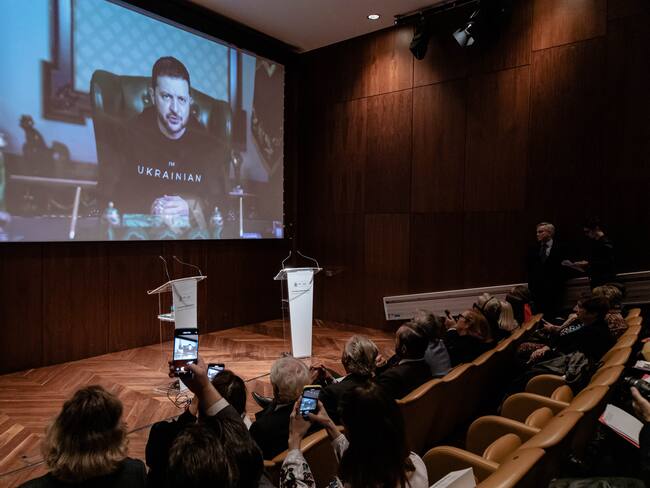 Presidente de Ucrania, Volodimir Zelenski, en el Museo Nacional Thyssen-Bornemisza, el 28 de noviembre de 2022. Foto de Carlos Luján/Europa Press vía Getty Images.