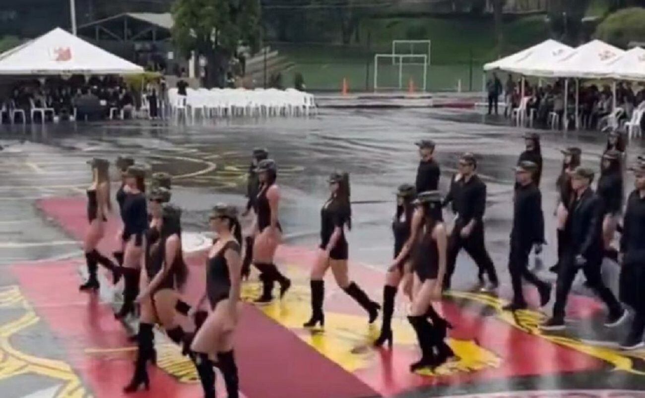 Polémica por desfile de mujeres en el Batallón Ayacucho de Manizales. Crédito: Twitter: @VelandiaZuluaga