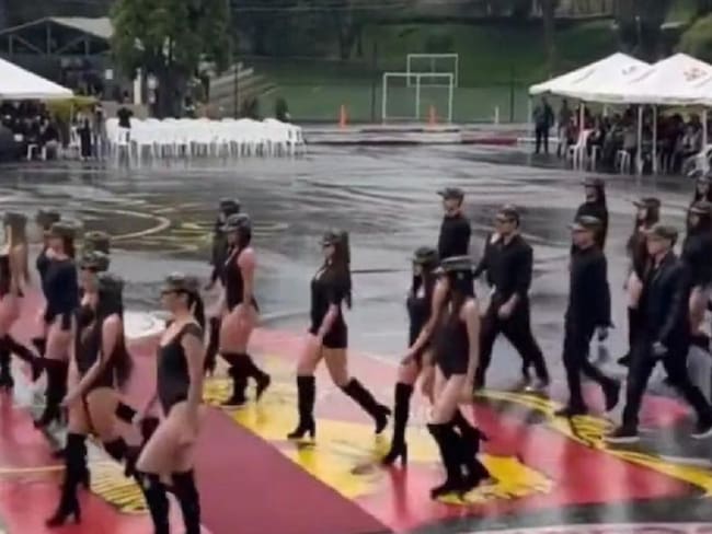 Polémica por desfile de mujeres en el Batallón Ayacucho de Manizales. Crédito: Twitter: @VelandiaZuluaga