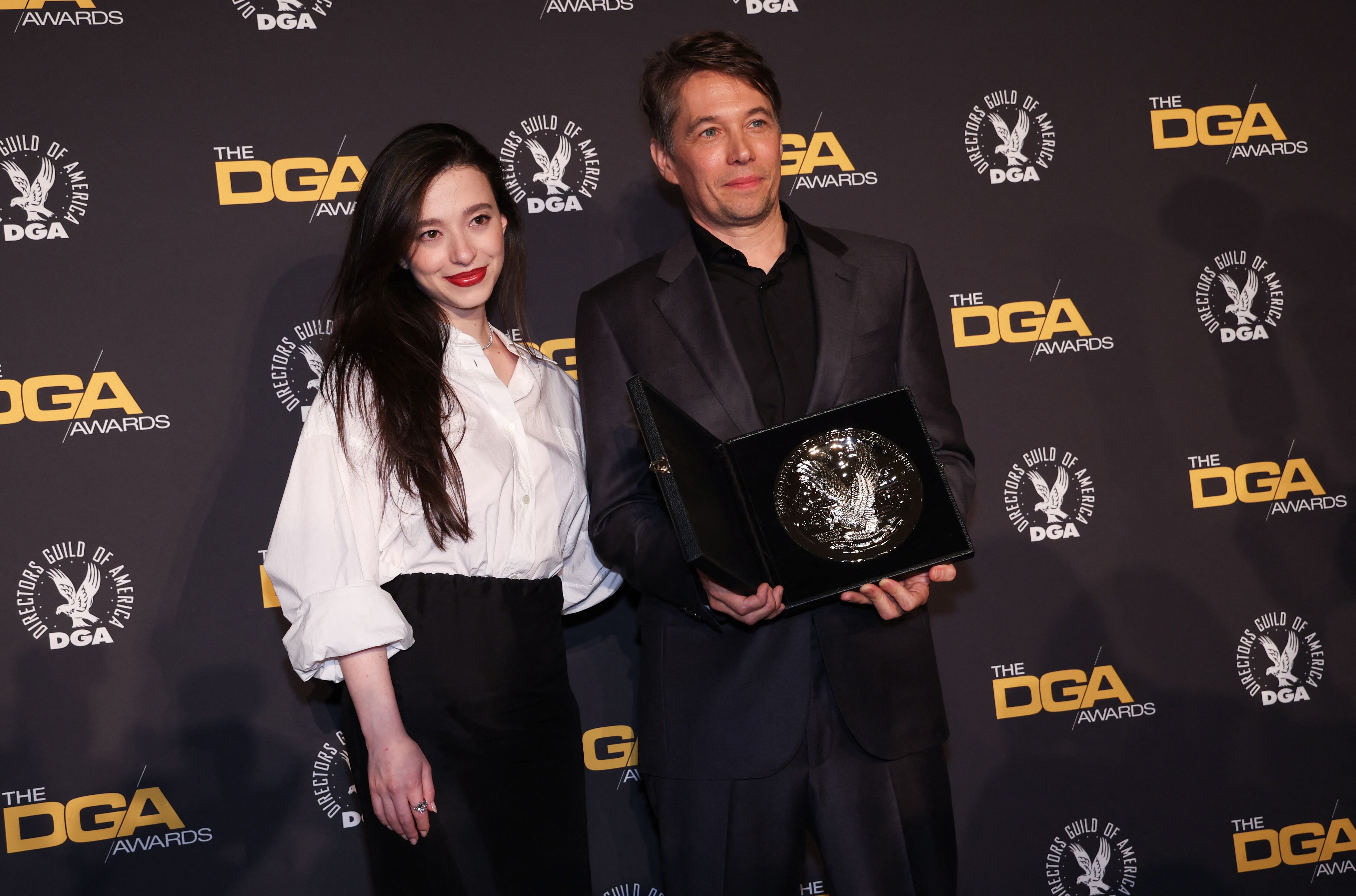 La actriz estadounidense Mikey Madison y el director estadounidense Sean Baker posan en la sala de prensa tras ganar el Directors Guild of America Theatrical Feature Film por «Anora», en la 77ª edición de los premios anuales DGA en el hotel Beverly Hilton de Beverly Hills, California, el 8 de febrero de 2025. AFP vía Getty Images
