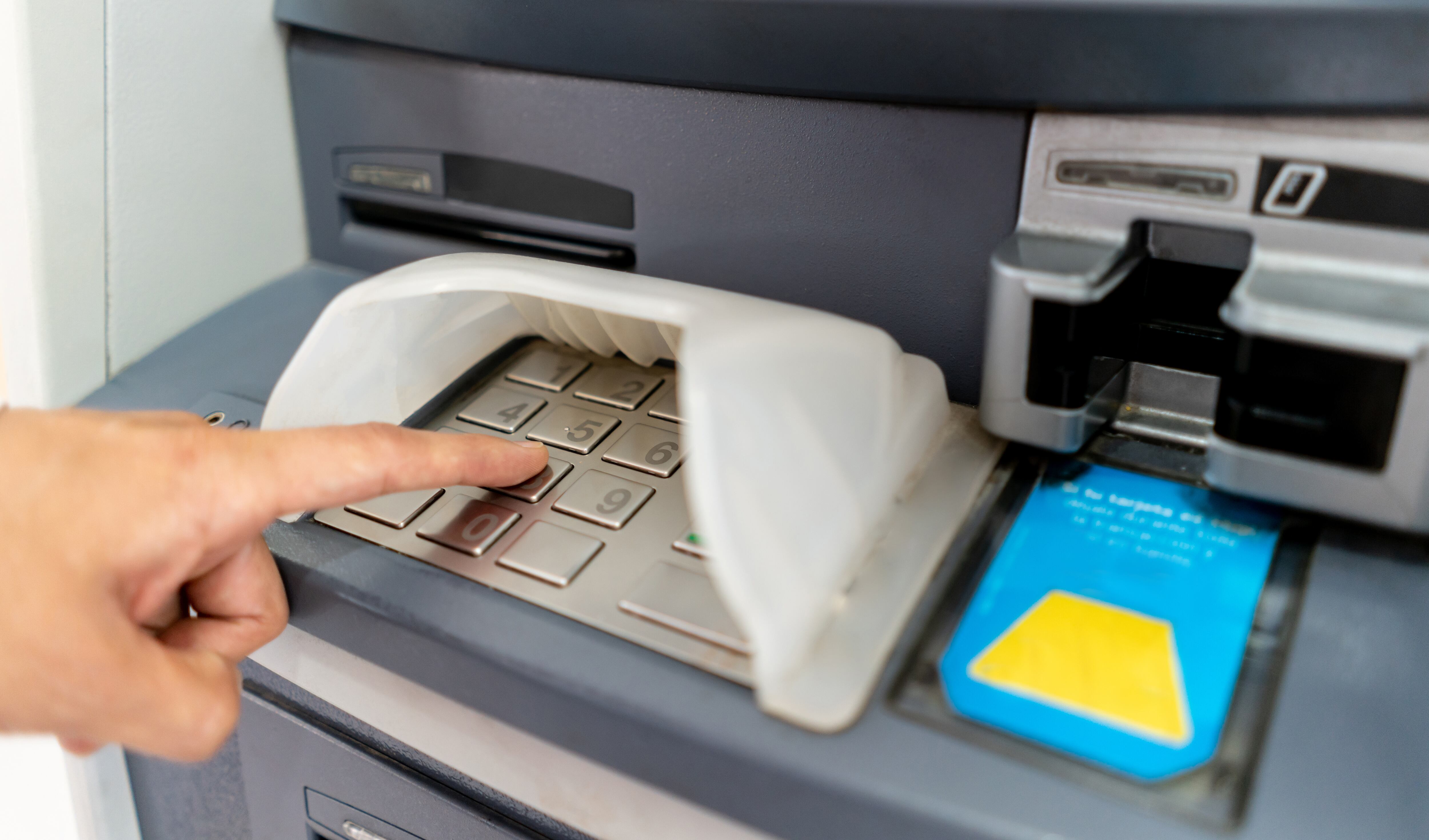 Persona retirando el pago de Renta Ciudadana en un cajero automático / Foto: GettyImages