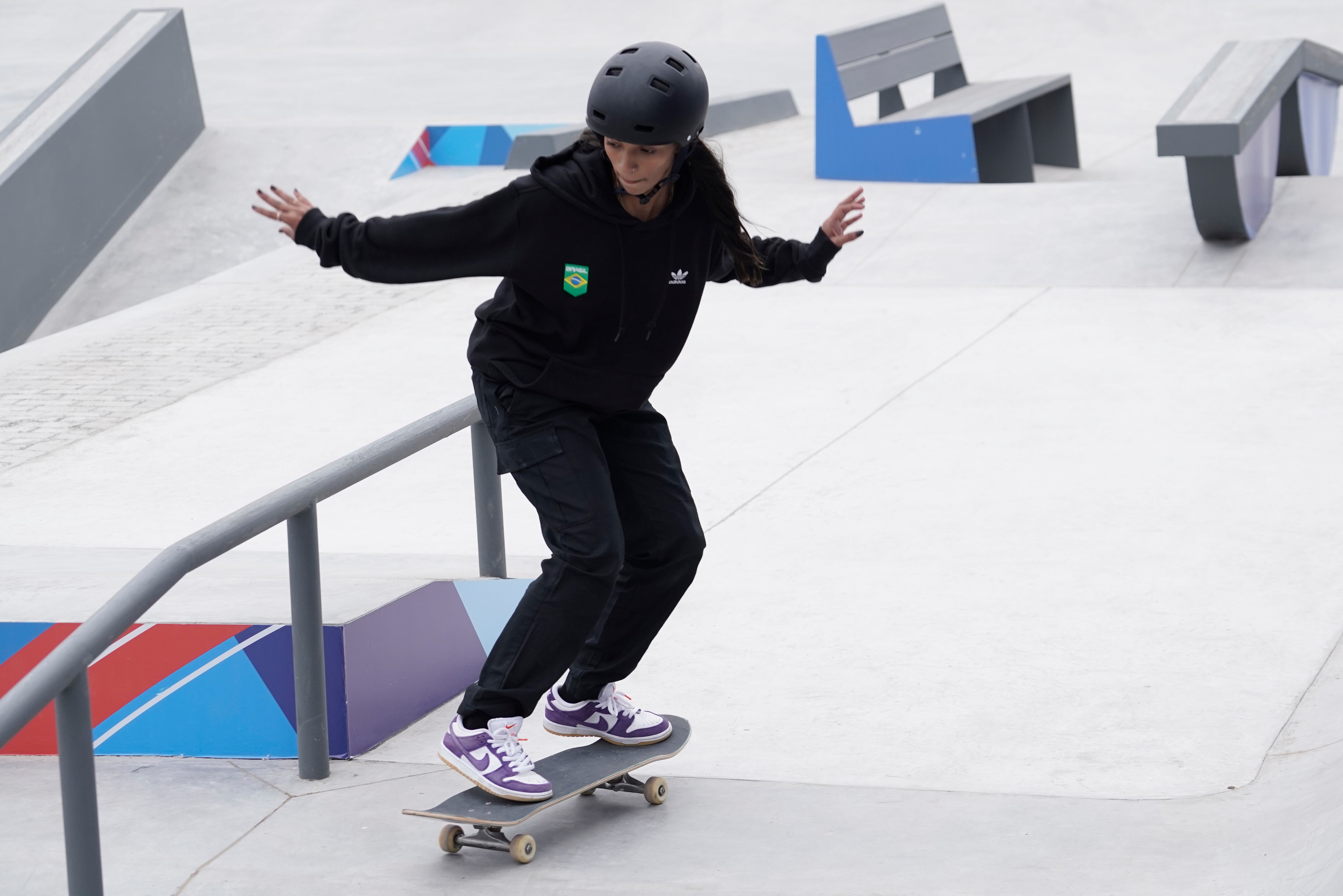 La brasileña Rayssa Mendes Leal compite en la final femenina de skateboarding street hoy, de durante los Juegos Panamericanos 2023 en Santiago (Chile). Foto: EFE/ Adriana Thomasa.