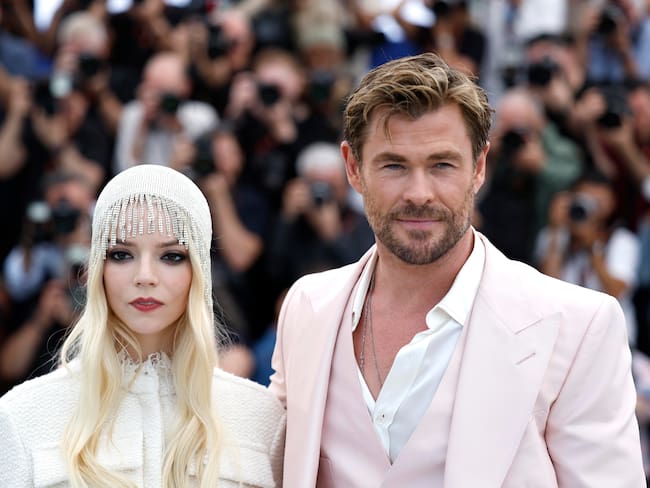Cannes (France), 16/05/2024.- Actors Anya Taylor-Joy (L) and Chris Hemsworth attend the photocall for &#039;Furiosa: A Mad Max Saga&#039; during the 77th annual Cannes Film Festival, in Cannes, France, 16 May 2024. The movie is presented out of competition of the festival which runs from 14 to 25 May 2024. (Cine, Francia) EFE/EPA/SEBASTIEN NOGIER