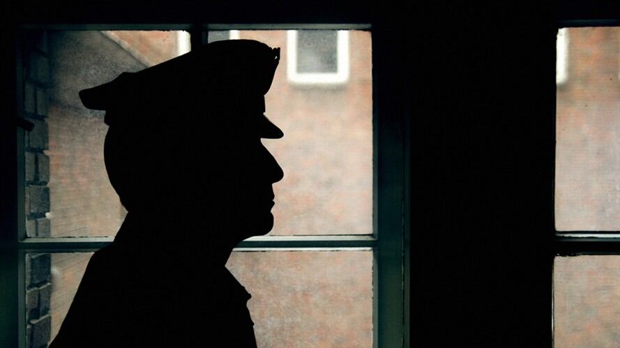 En caso de que el empleado se exceda en esas 42 horas semanales, estas entran a calificarse y pagarse como tiempo suplementario. Foto: Getty Images / KLUBOVY