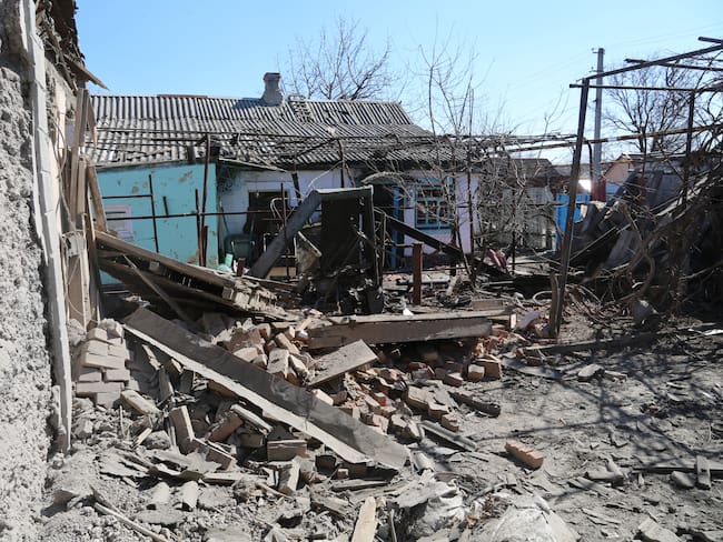 Foto de referencia de los bombardeos rusos sobre la región de Donetsk, Ucrania. (Photo by Leon Klein/Anadolu Agency via Getty Images)