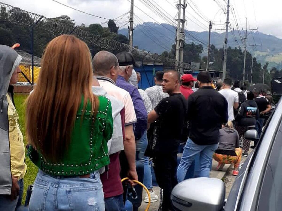 Se observaron largas filas para adquirir gas natural en una de las empresas de Manizales