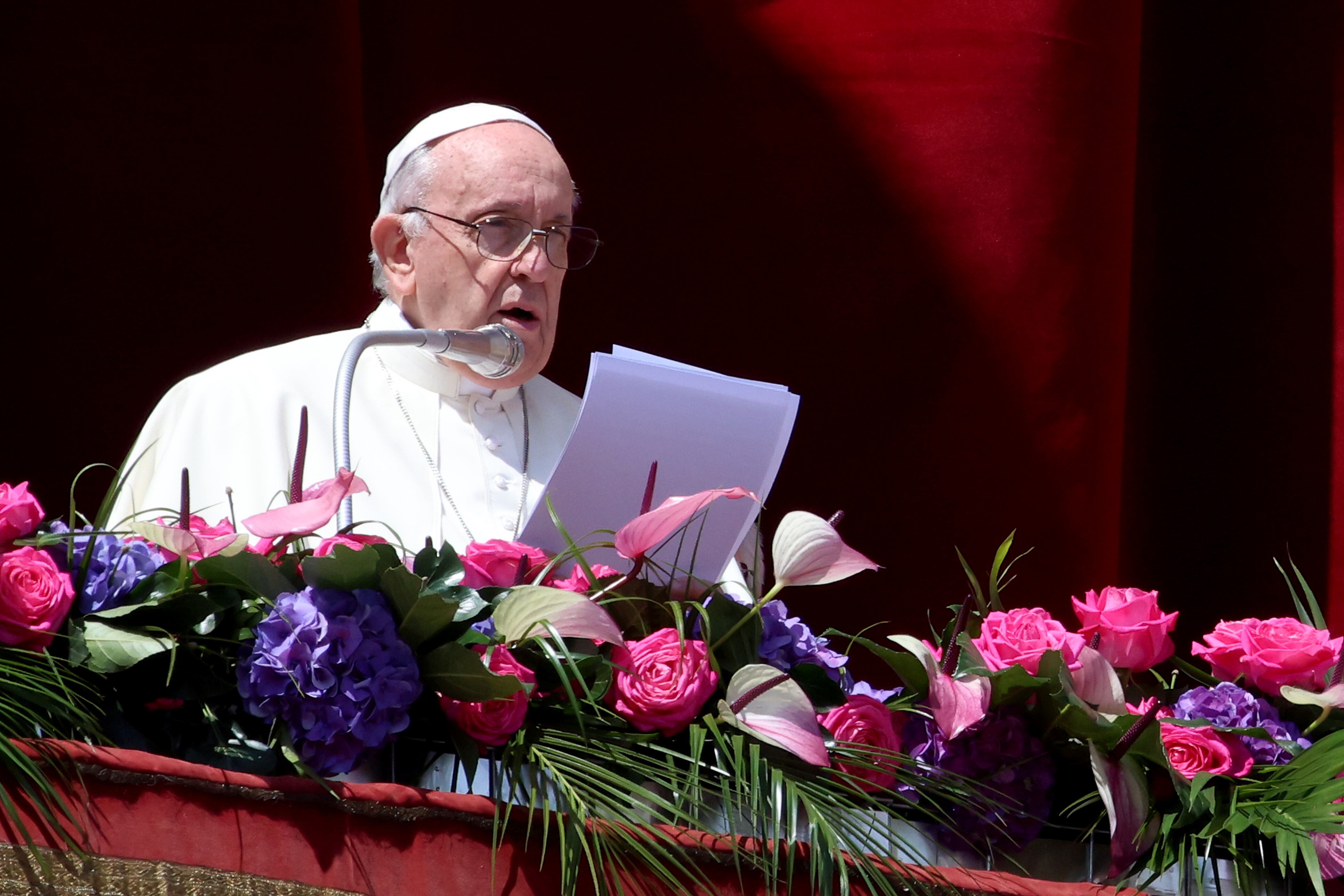 VATICAN CITY, VATICAN - APRIL 17: Pope Francis delivers his Easter Urbi et Orbi blessing from the balcony overlooking St. Peter's Square on April 17, 2022 in Vatican City, Vatican. Pope Francis presided over the Easter celebrations in sun and flower-filled St. Peter's Square, crowded with pilgrims in a way not seen since before the pandemic. "May there be peace for war-torn Ukraine," the Pope prayed, and that "in this terrible night of suffering and death, may a new dawn of hope soon appear!". (Photo by Franco Origlia/Getty Images)